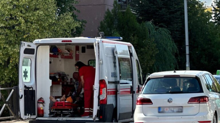 Aksident mes motoçikletës dhe veturës, lëndohet një person në Prishtinë