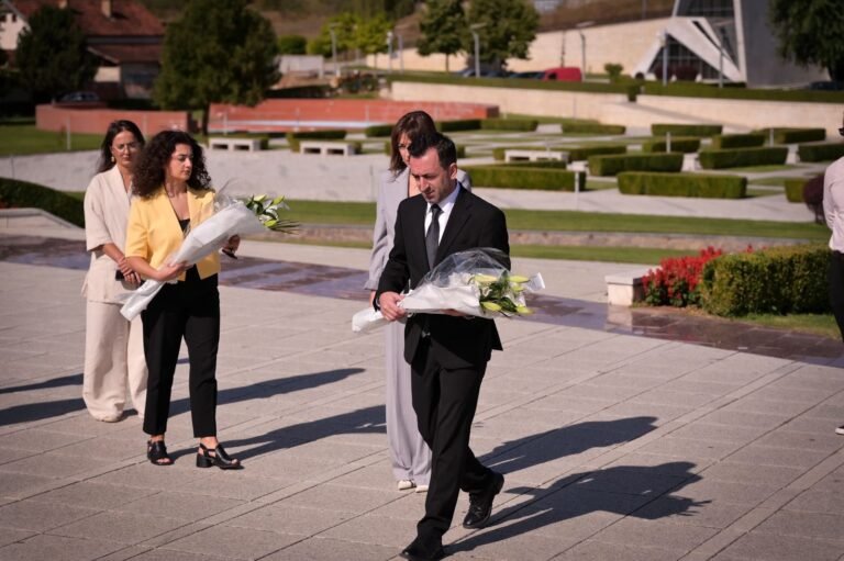 Basha viziton Prekazin, veteranët e UÇK-së dhe historianët reagojnë ashpër