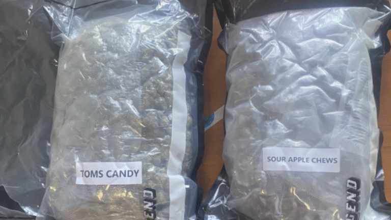 Drogë 1 Kilogram e Fshehur në Postë: Zbulimi Spektakolar i Doganës që Shokoi Të Gjithë