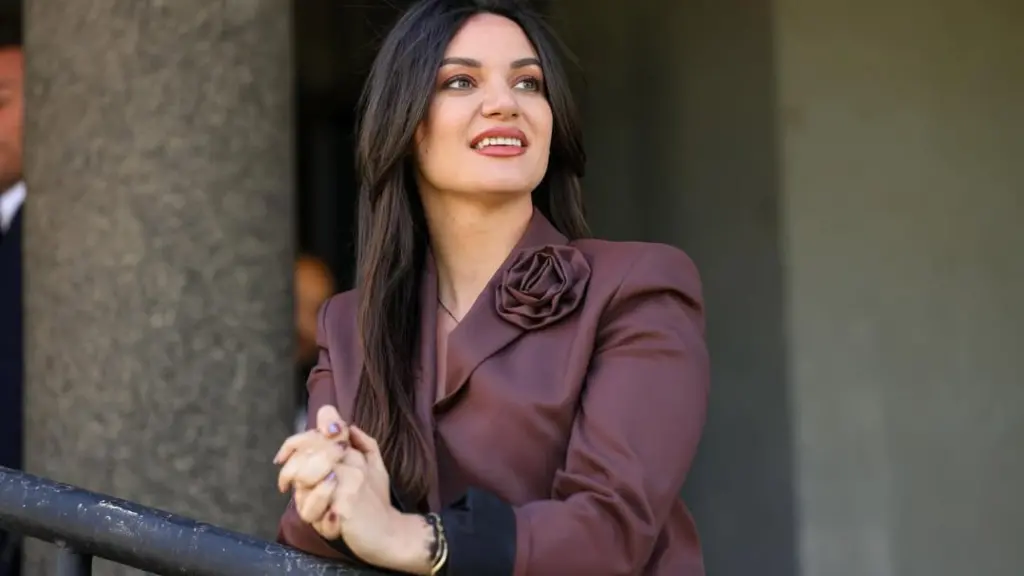 Jeta Statovci zbulon gjininë e foshnjës së saj në një dasmë magjike