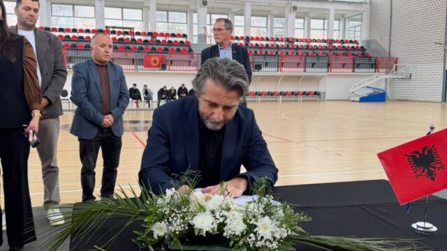 Rama bën homazhe për Idriz Rrecajn, eshtrat e të cilit u gjetën pas 27 vitesh në një varr masiv në Zubin Potok
