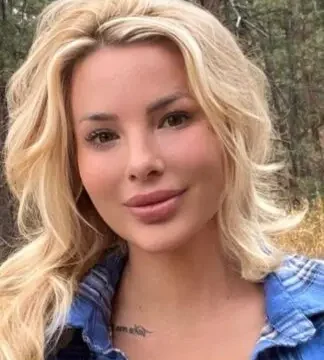 Jessica Weaver, e njohur për prezencën e saj në rrjetet sociale, ka ndarë së fundmi një imazh që ka bërë bujë në Instagram. Në këtë postim, ajo shfaqet me një bluzë të hapur te gjoksi, duke tërhequr vëmendjen e ndjekësve të saj.