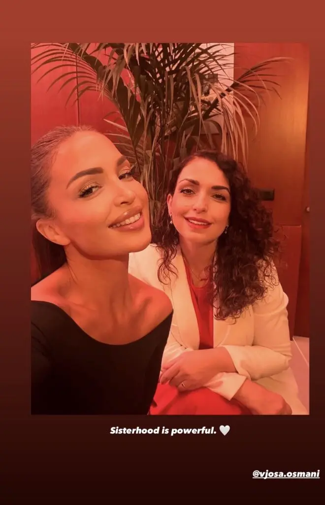 Vjosa Osmani dhe motra e saj: Një moment i veçantë që frymëzon